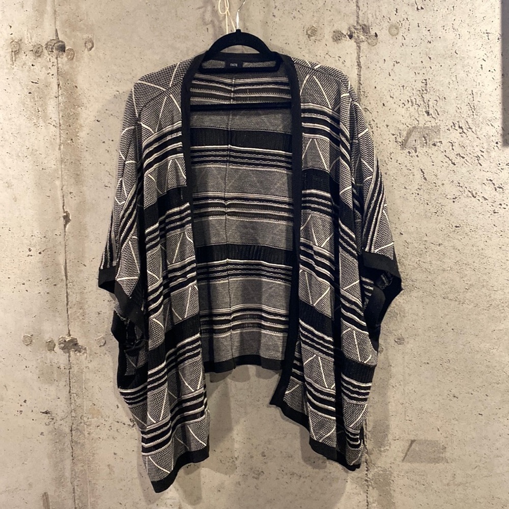 Fate- Women’s L shawl/cardigan